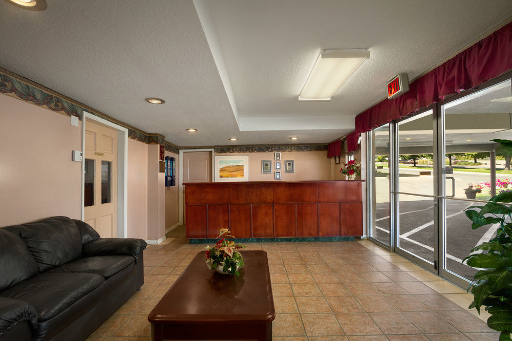 Knights Inn Kamloops Zewnętrze zdjęcie